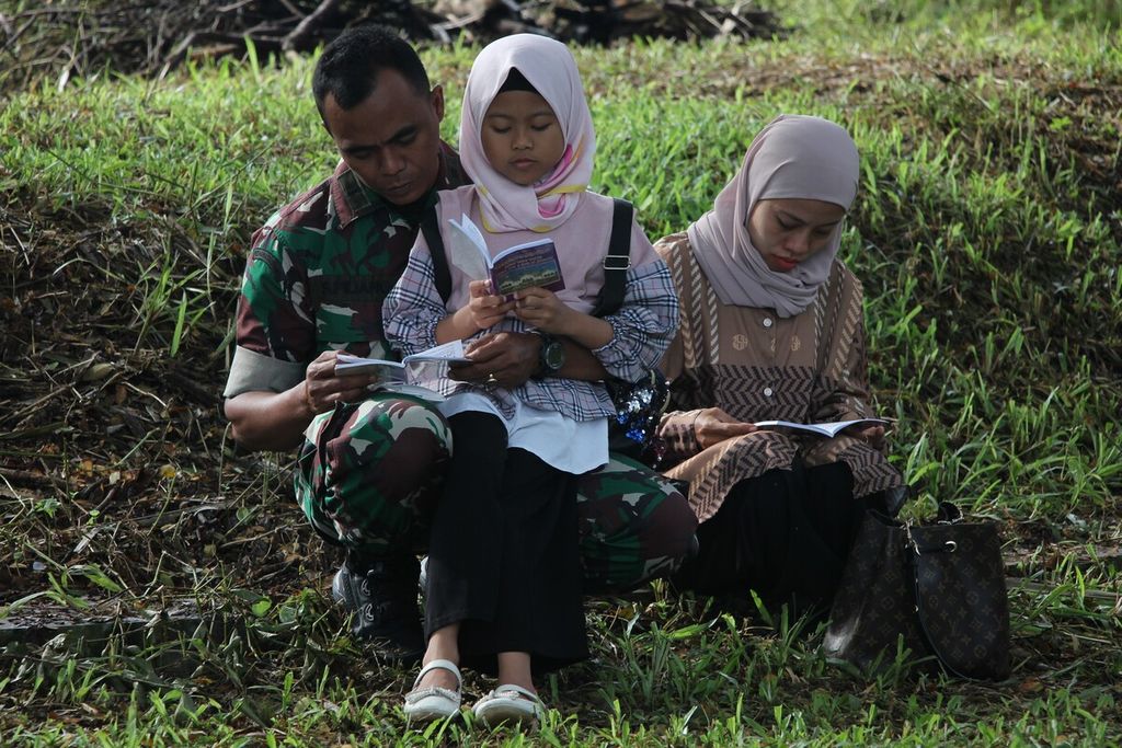 Warga berdoa di kuburan massal korban tsunami di Desa Siron, Kecamatan Ingin Jaya, Kabupaten Aceh Besar, Aceh dalam peringatan 18 tahun tsunami Aceh, Senin (26/12/2022). Momentum peringatan tsunami harus mampu mendorong penguatan mitigasi.