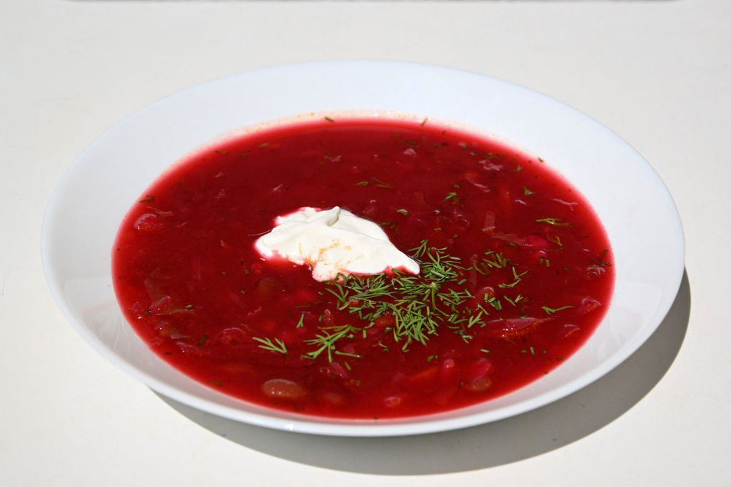 Foto ilustrasi memperlihatkan sepiring sup buah bit, <i>borscht</i>, dengan krim asam di Moskwa, Rusia. UNESCO mencatat sup <i>borshch</i> di Ukraina dalam daftar warisan budaya Ukraina yang harus dilindungi pada 1 Juli 2022. Rusia memprotes keputusan tersebut. 