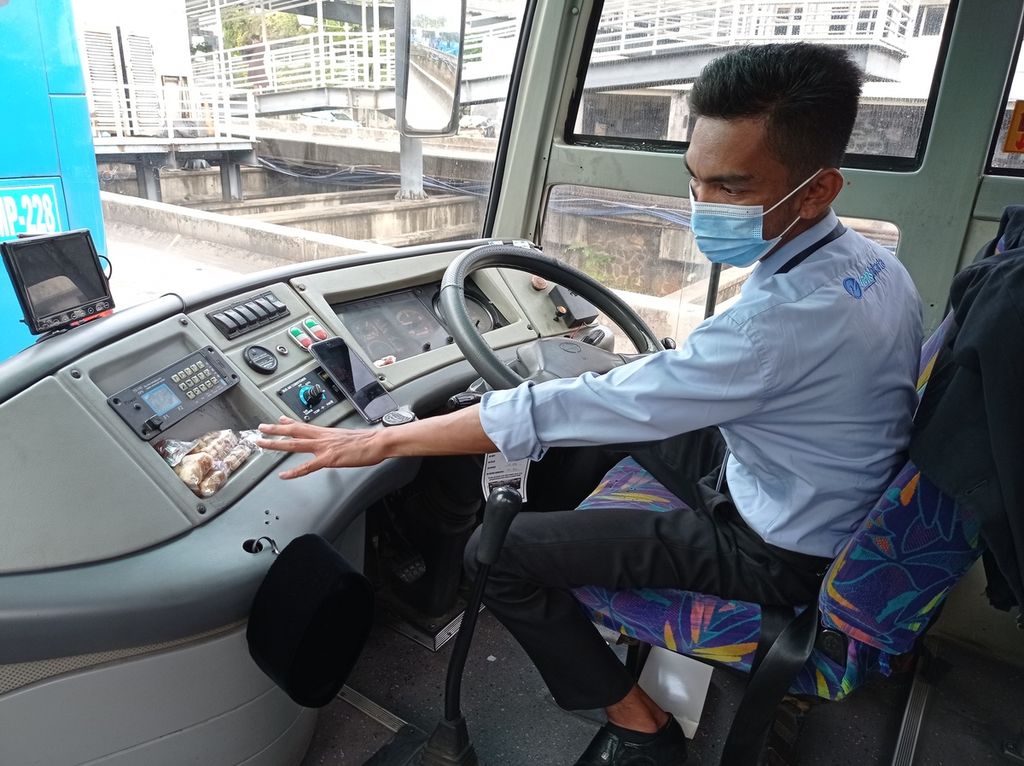 Yayank (35), salah satu pengemudi Transjakarta rute Harmoni-Lebak Bulus, mengantre jadwal operasional di Halte Harmoni, Jakarta Pusat, Senin (6/12/2021).