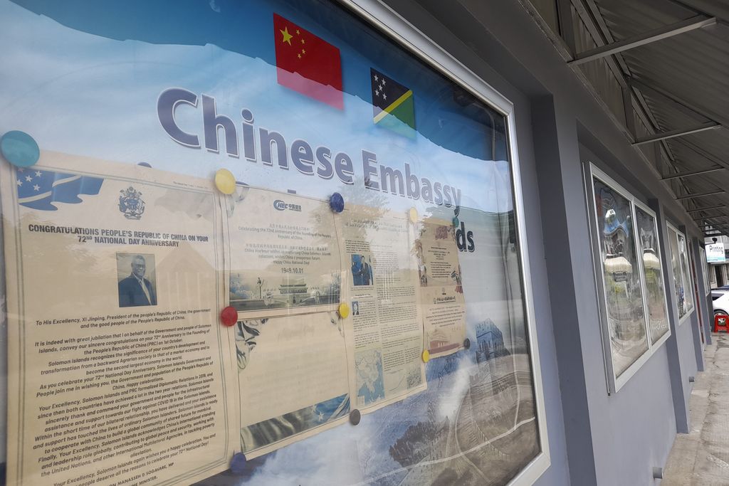 Dalam foto yang diambil pada Sabtu (2/4/2022) memperlihatkan papan pengumuman dan displai di luar tembok Kedutaan Besar China di Honiara, Kepulauan Solomon.