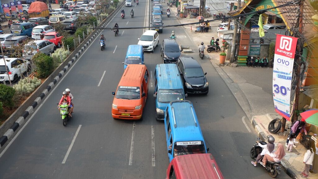 Angkot-angkot ngetem mencari penumpang di Jalan Margonda, Depok, Jawa Barat, Sabtu (13/7/2019).