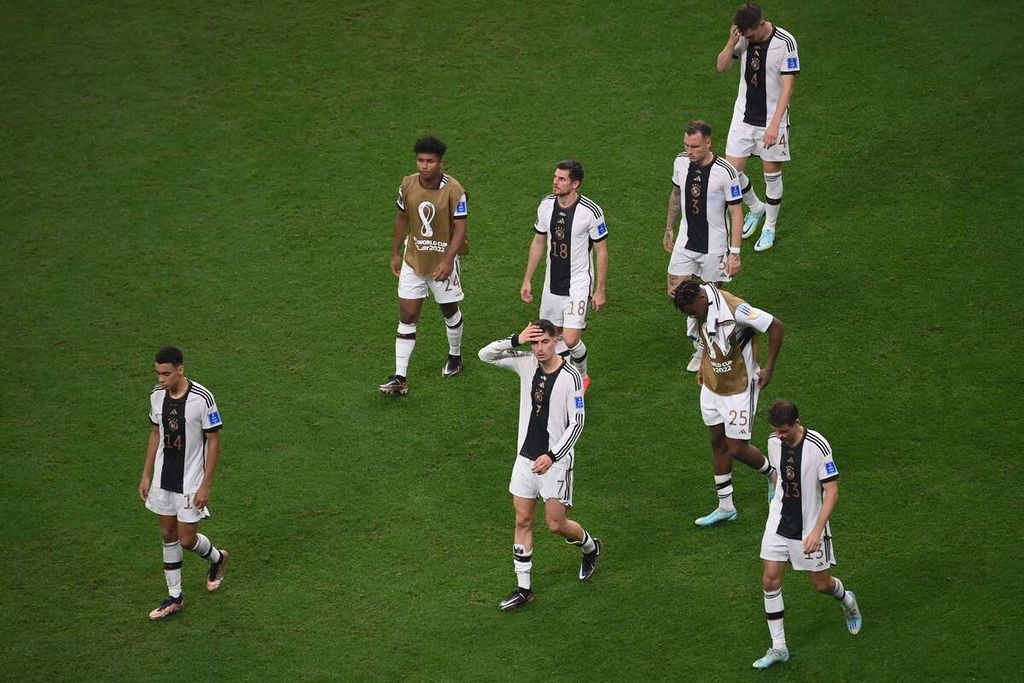 Para pemain Jerman meninggalkan lapangan di Stadion Al Bayt, Al Khor, Jumat (2/12/2022), dengan wajah kecewa setelah Jerman gagal lolos ke fase gugur Piala Dunia Qatar. 