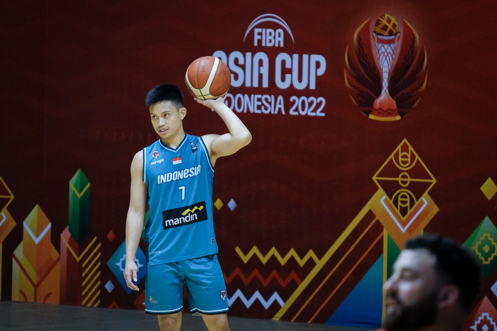 Guard andalan timnas bola basket Indonesia Andakara Prastawa saat berlatih di Hall Basket Senayan, pada Senin (11/7/2022). Prastawa akan memimpin timnas untuk menjalani laga perdana Piala Asia, lawan Arab Saudi, Selasa sore.