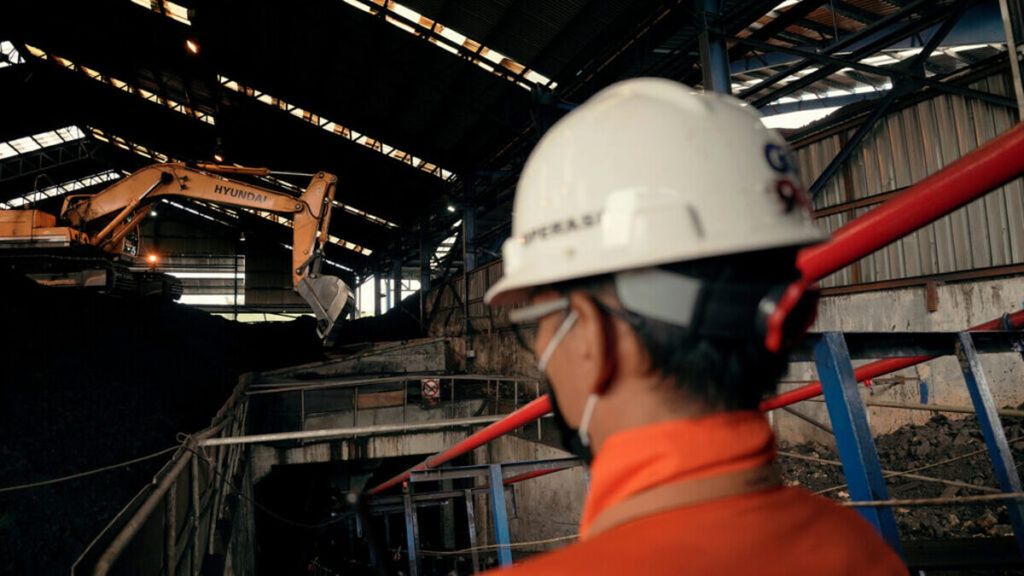 Alat berat memasukkan bahan bakar batubara yang dicampur dengan cangkang sawit di Pembangkit Listrik Tenaga Uap (PLTU) Sintang, Kabupaten Sintang, Kalimantan Barat, Senin (11/10/2021). 