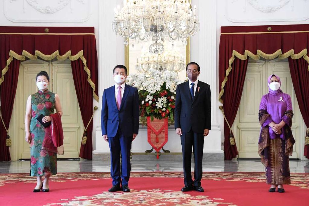 Presiden Joko Widodo didampingi Ibu Iriana Joko Widodo menerima surat kepercayaan dari enam duta besar luar biasa dan berkuasa penuh atau LBBP negara-negara sahabat di Ruang Kredensial, Istana Merdeka, Jakarta, pada Rabu (2/3/2022). Salah satunya adalah Lu Kang (kedua dari kiri), Duta Besar China untuk Indonesia.