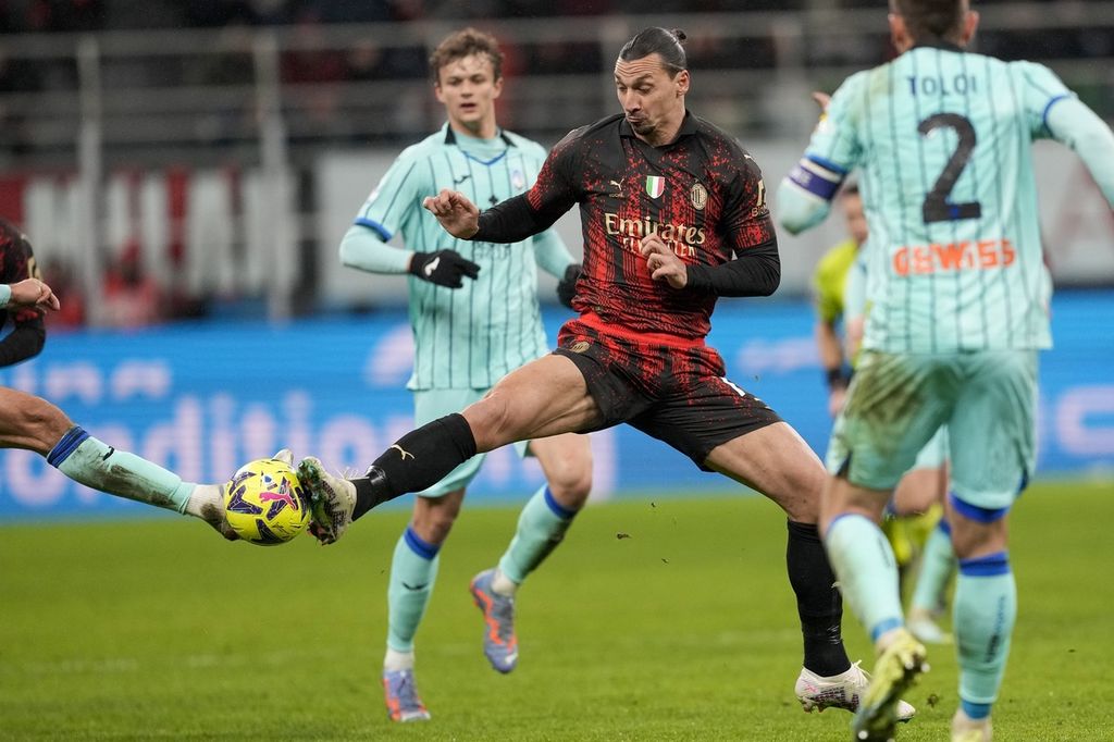 Pemain AC Milan Zlatan Ibrahimovic berebut bola saat melawan Atalanta pada laga Liga Italia di Stadion San Siro, Milan, Senin (27/2/2023) dini hari WIB. AC Milan menang 2-0 pada laga itu. 