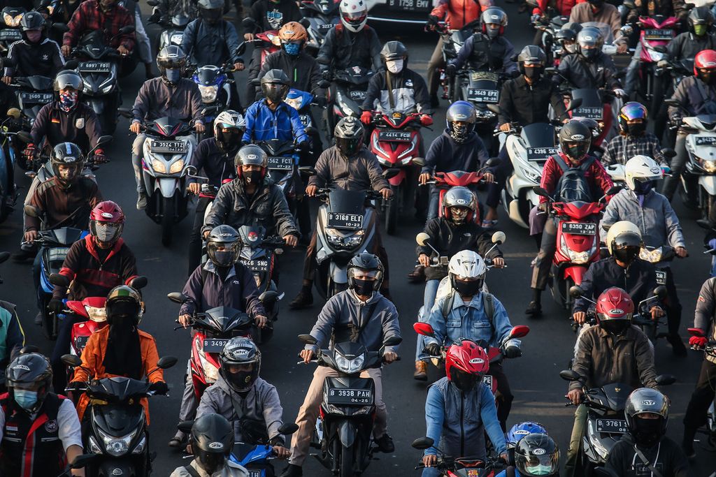Kepadatan lalu lintas di Jalan Raya Lenteng Agung, Jakarta Selatan, Senin (8/6/2020). Potret kemacetan di Ibu Kota mulai terlihat pada hari pertama Pembatasan Sosial Berskala Besar (PSBB) masa transisi. 