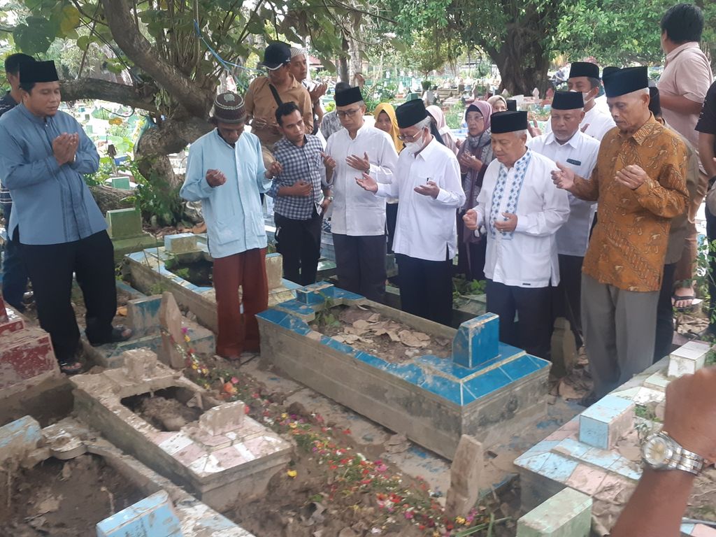 Pimpinan dari Pondok Modern Darussalam Gontor, Ponorogo, Jawa Timur, mendatangi makam Albar Mahdi (17), di TPU Sei Selayur Palembang, Sumatera Selatan, Jumat (9/9/2022). Albar adalah santri yang meninggal diduga karena tindak kekerasan oleh seniornya di dalam ponpes.