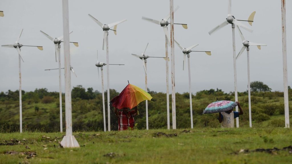 Deretan kincir angin pembangkit listrik tenaga bayu (PLTB) menghiasi puncak bukit di Dusun Tanarara, Desa Maubokul, Kecamatan Pandawai, Sumba Timur, Nusa Tenggara Timur, Rabu (3/2/2021). Sebagian besar dari 48 kincir angin yang dibangun pada 2013 lalu itu hingga kini masih berfungsi dengan baik dalam memenuhi kebutuhan listrik masyarakat sekitar. 