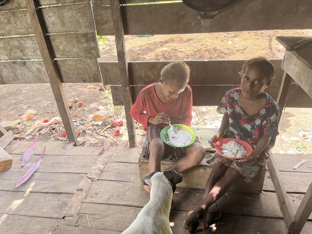 Dorce Gebze (30) children in Zanegi Village, Animha District, Merauke Regency, Papua, ate rice without side dishes, Thursday (11/10/2022).