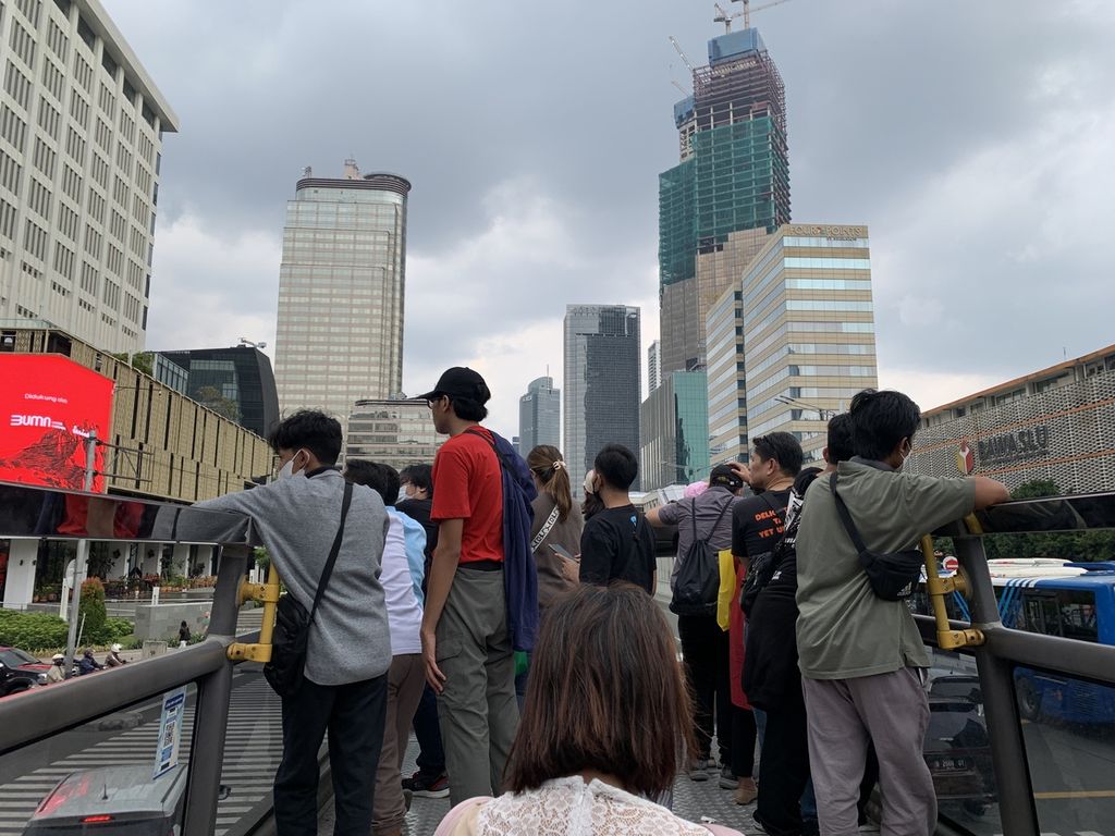 Masyarakat menikmati akhir pekan sambil menunggu waktu berbuka puasa dengan menaiki bus wisata Transjakarta di Jakarta, Sabtu (25/3/2023).