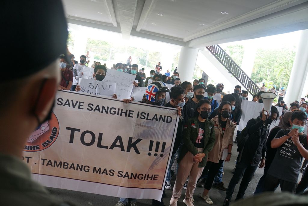 Puluhan mahasiswa menggelar aksi di Kantor Gubernur Sulawesi Utara, Manado, Senin (21/6/2021), untuk menolak izin usaha pertambangan khusus bagi PT Tambang Mas Sangihe. Perusahaan itu mendapatkan wilayah kontrak karya seluas 42.000 hektar di Pulau Sangihe.