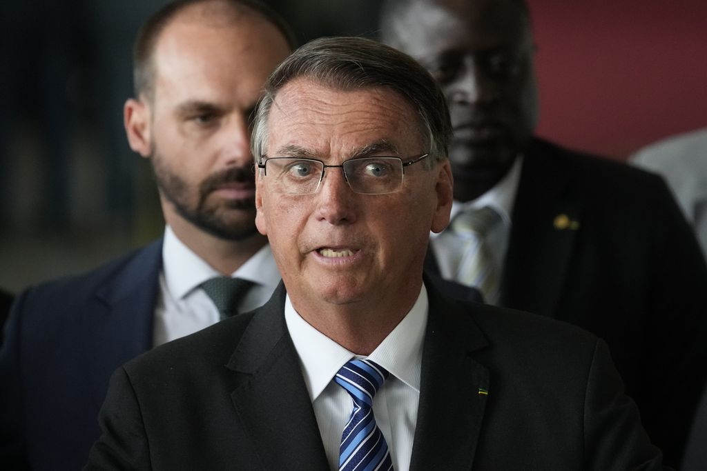 Presiden Brasil Jair Bolsonaro berbicara dari kediaman resminya di Alvorada Palace, Brasilia, Brasil, 1 November 2022. 