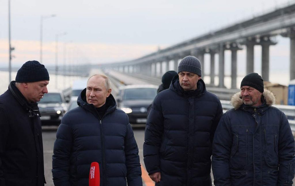 Presiden Rusia Vladimir Putin (kedua dari kiri) didampingi Wakil Perdana Menteri Marat Khusnullin (kiri) meninjau Jembatan Kerch (5/12/2022). Jembatan Kerch menghubungkan wilayah selatan Rusia dengan Semenanjung Crimea. Pada 8 Oktober 2022, ledakan bom truk terjadi di salah satu bagian jembatan. 