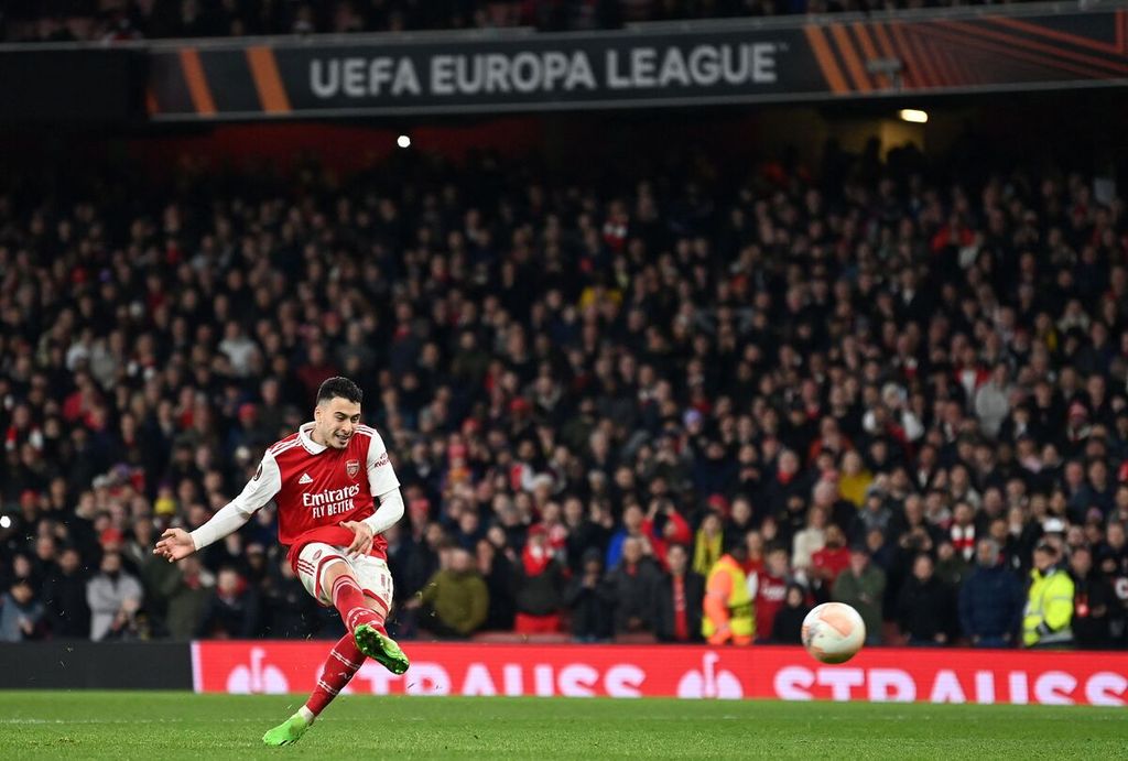 Pemain Arsenal, Gabriel Martinelli, melepas tendangan pada adu penalti saat melawan Sporting Lisbon, tetapi gagal berbuah gol pada laga kedua babak 16 besar Liga Europa di Stadion Emirates, London, Jumat (17/3/2023) dini hari WIB. Laga berakhir imbang 1-1 pada waktu normal dan Sporting memenangi adu penalti dengan skor 5-3. 