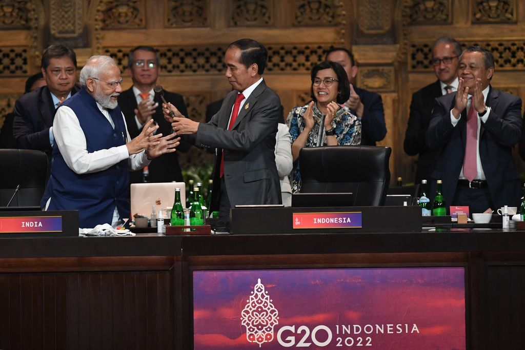 President Joko Widodo menyerahkan secara simbolik kepemimpinan G20 pada Perdana Menteri India Narendra Damodardas Modi pada penutupan  Working Session 3 KTT G20 di Nusa Dua, Bali, Rabu 16 November 2022. Indonesia G20 Media Center/Zabur Karuru/wsj/vn/22. 