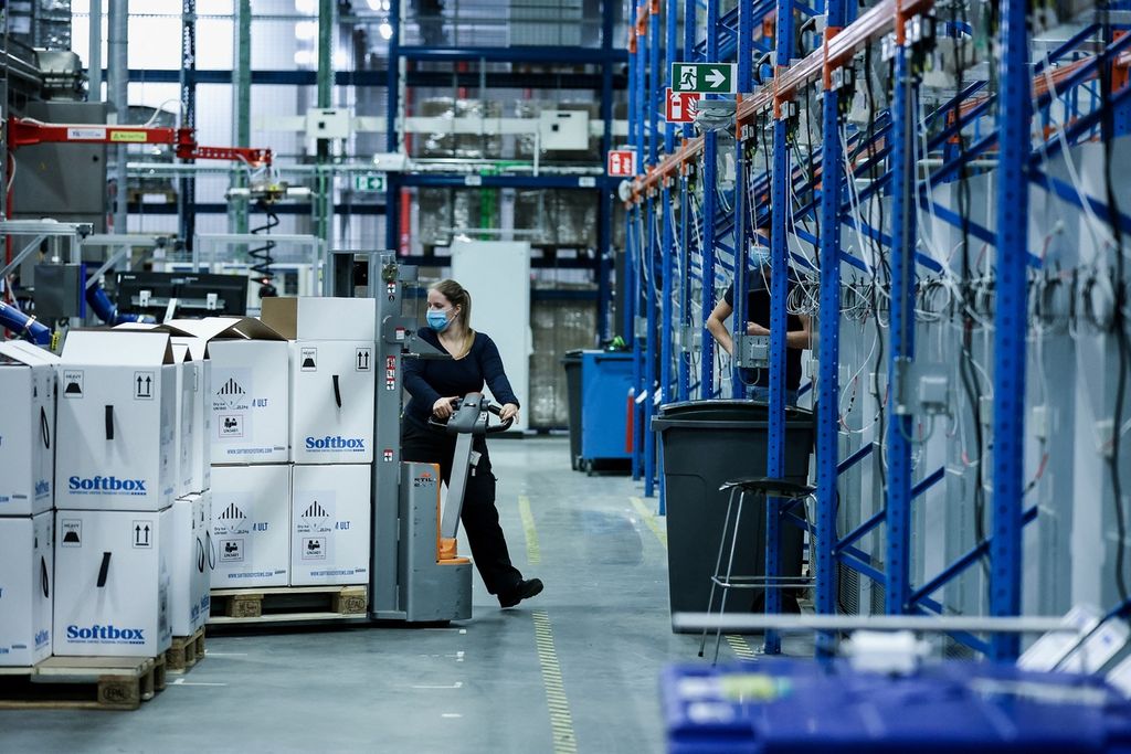 Seorang karyawan Pfizer sedang bekerja di jalur pengemasan pabrik perusahaan farmasi multinasional AS Pfizer di Puurs, Belgia, Senin (22/2/2021).  