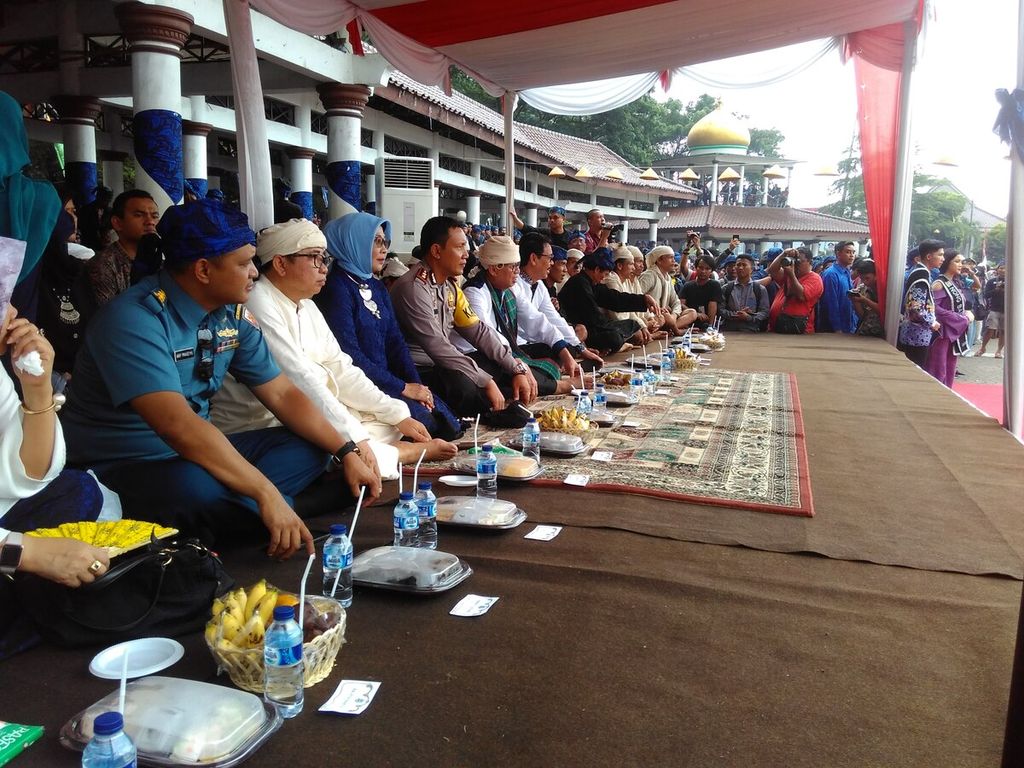 Gubernur Banten Wahidin Halim duduk bersama tokoh-tokoh suku Baduy di sela Seba Baduy di Alun-alun Kota Serang, Banten, Sabtu (21/4/2018).