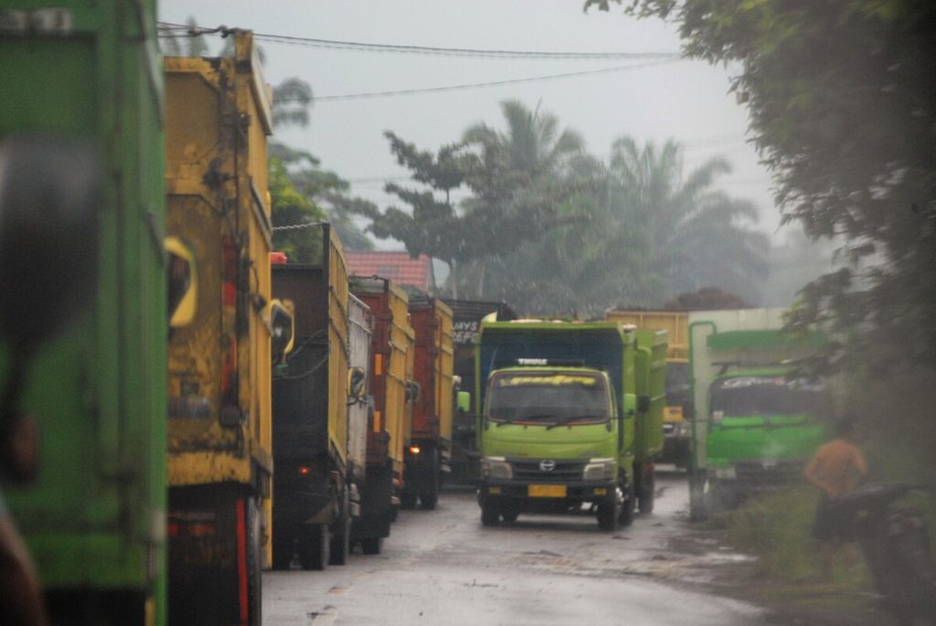 Suasana di Jalan Sarolangun-Jambi, angkutan batubara memenuhi jalan sehingga menyebabkan angkutan umum sulit melintas, Kamis (17/11/2022).
