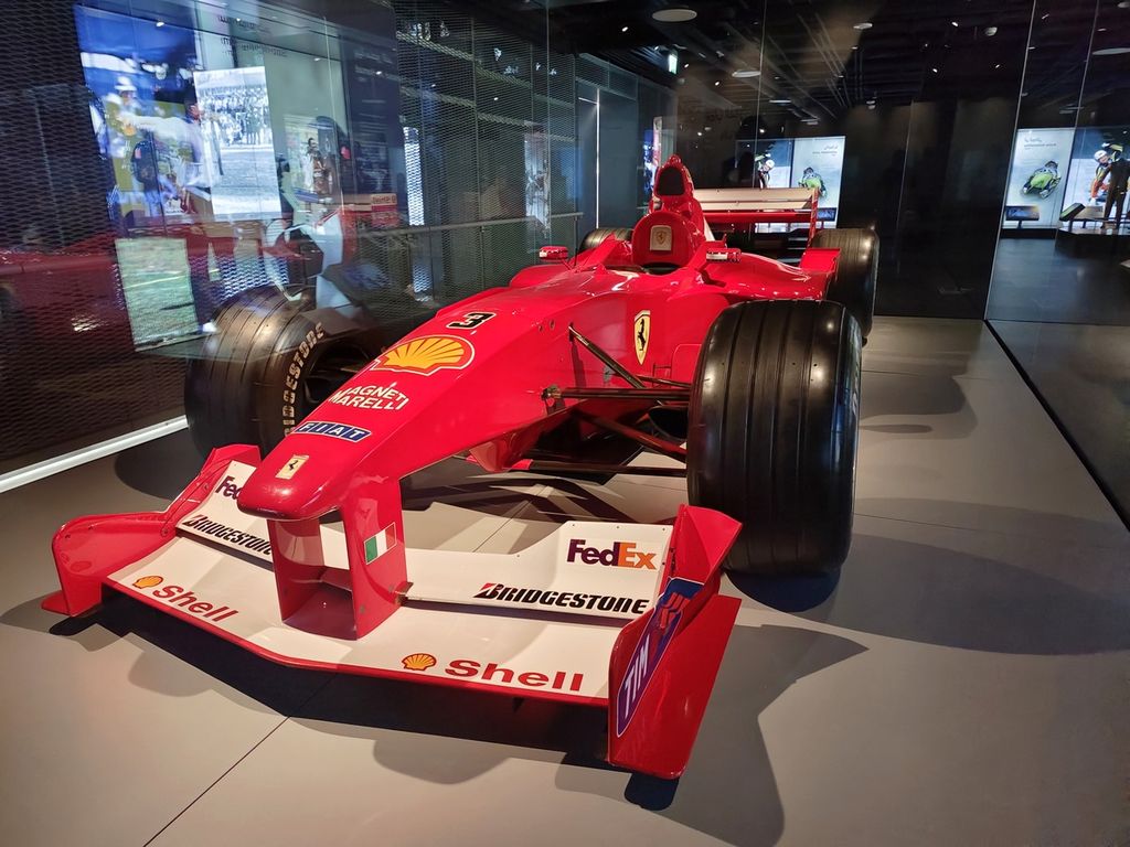 Mobil Ferrari seri F1-2000 yang digunakan Michael Schumacher di Formula 1 musim 2000 di 3-2-1 Museum Olimpiade dan Olahraga Qatar, Doha, Qatar, Selasa (29/11/2022). Museum itu menjadi salah satu sarana pendidikan olahraga yang berada di kawasan Zona Aspire.