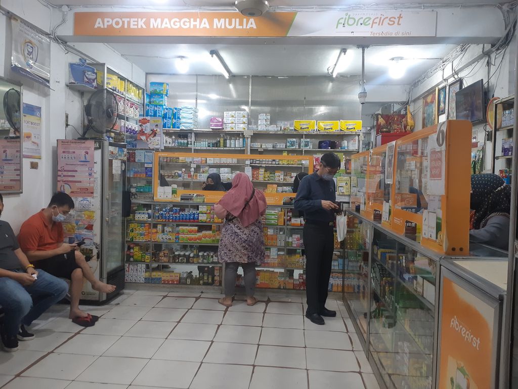 Aktivitas di salah satu apotek di Palembang, Sumatera Selatan, Kamis (20/10/2022). Semua jenis obat sirup dilarang beredar untuk sementara waktu sembari menunggu hasil penelitian lebih lanjut.