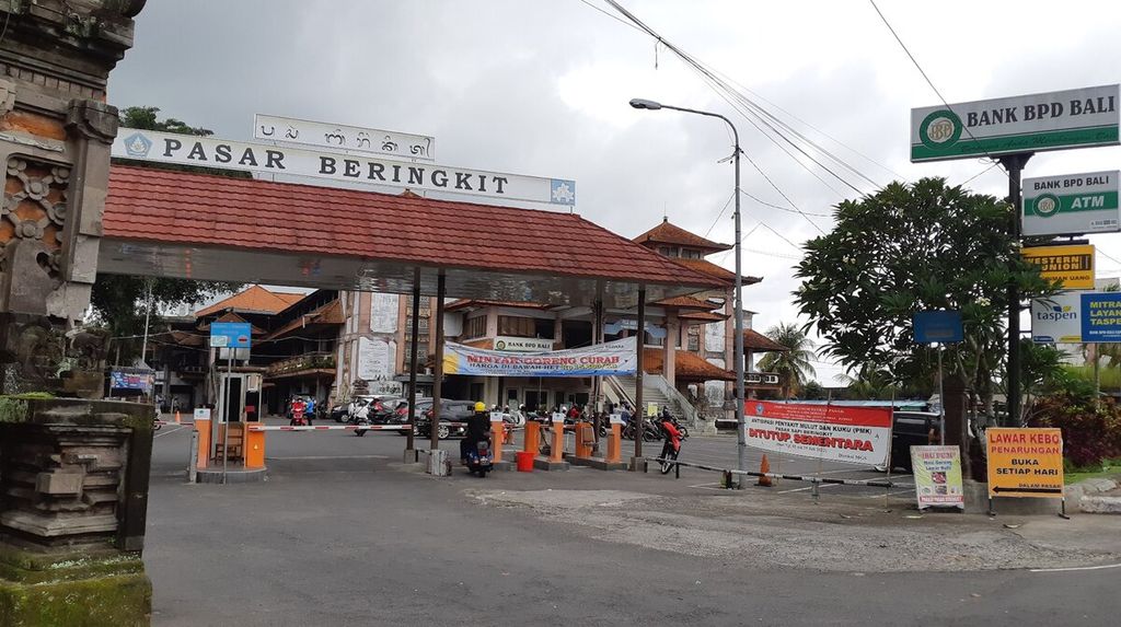 Hingga Senin (18/7/2022), pihak Perumda Pasar Mangu Giri Sedana, Kabupaten Badung, masih menutup kegiatan dan transaksi ternak sapi di pasar hewan di Pasar Beringkit, Kabupaten Badung, sebagai upaya penanggulangan PMK di Bali.