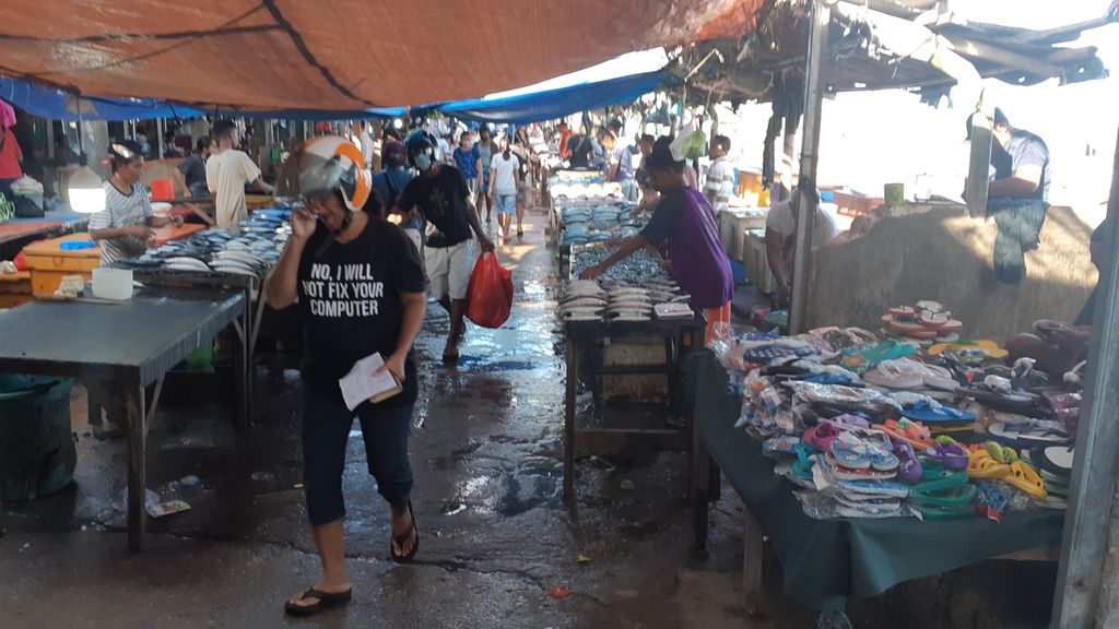 Suasana di Pasar Ikan Oesapa, Kota Kupang, Nusa Tenggara Timur, Jumat (17/9/2021). Banyak penjual dan pembeli tidak menerapkan protokol Covid-19.