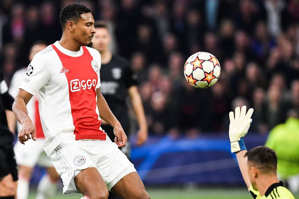 Pemain Ajax, Sebastian Haller berhasil mencetak gol namun dianulir karena offside dalam laga babak 16 besar leg kedua Liga Champions Eropa antara Ajax dan Benfica di Stadion Johan Cruijff Arena, Amsterdam, Rabu (16/3/2022) dini hari WIB. Ajax gagal melangkah ke babak perempat final setelah kalah agregat dari Bencifa, 2-3.