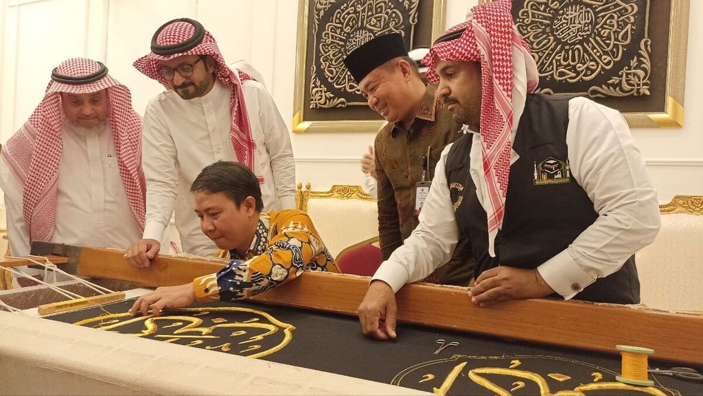 Dirjen Penyelenggaraan Haji dan Umrah Kementerian Agama Hilman Latief sedang menjajal menyulam kaligrafi Arab dengan benang emas di atas kain penutup (kiswah) berwarna hitam di Majma al-Malik Abdul Aziz li Kiswah al-Kabah di Mekkah, Arab Saudi, Rabu (27/7/2022). 