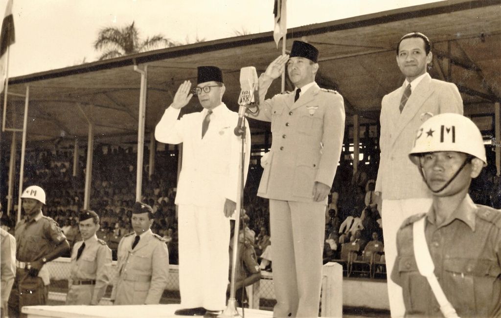 Presiden Soekarno (tengah) dan Wakil Presiden Mohammad Hatta (kiri) membuka Pekan Olahraga Angkatan Perang di Stadion Ikada Jakarta, September 1952. Hadir di panggung kehormatan, Menteri Pertahanan Hamengku Buwono IX (kanan)