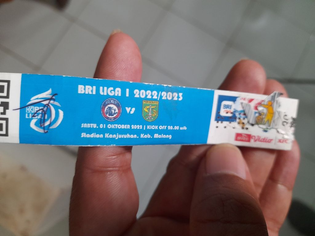 Selembar tiket kelas ekonomi pertandingan Arema FC versus Persebaya yang berlangsung 1 Oktober 2022 di Stadion Kanjuruhan, Malang, Jawa Timur, masih disimpan oleh salah satu Aremania. Setelah laga dengan skor 3-2 untuk keunggulan Persebaya itulah terjadi tragedi memilukan yang menewaskan 135 orang dan lebih dari 600 orang cedera. Hingga satu bulan pascatragedi, Selasa (1/11/2022), baru enam orang yang menjadi tersangka.