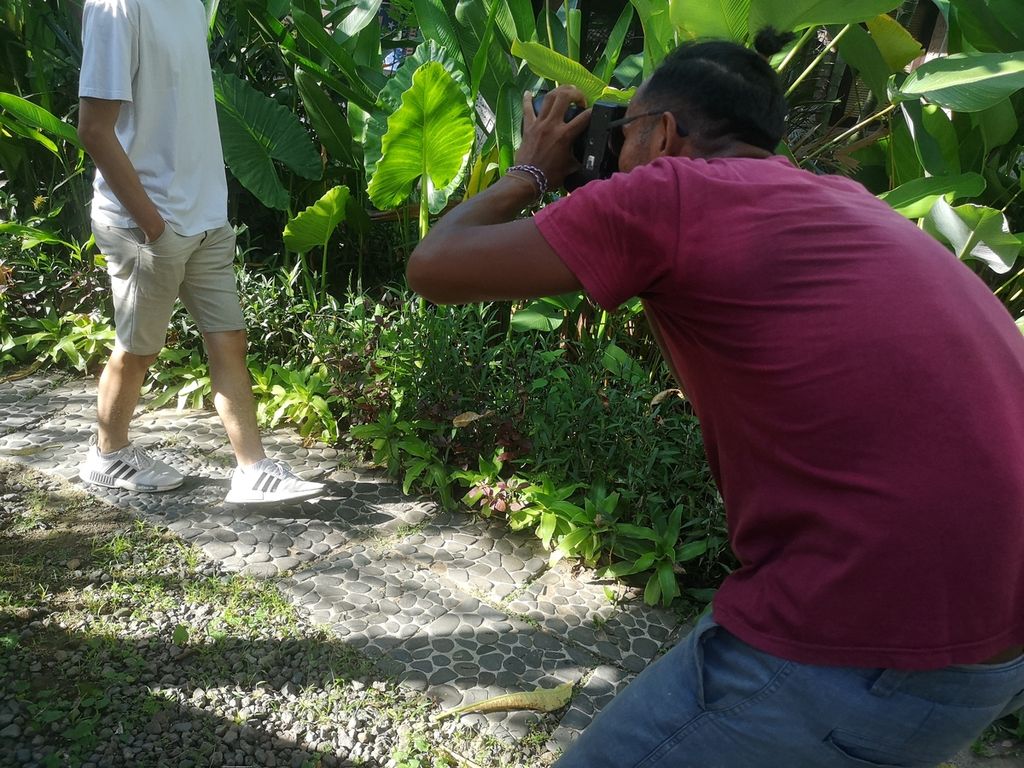 Gabriel, warga negara Perancis, sedang memotret klien di Kabupaten Badung, Bali, April 2023 lalu. Gabriel bekerja sebagai fotografer secara ilegal di Bali karena mengantongi KITAS investasi.