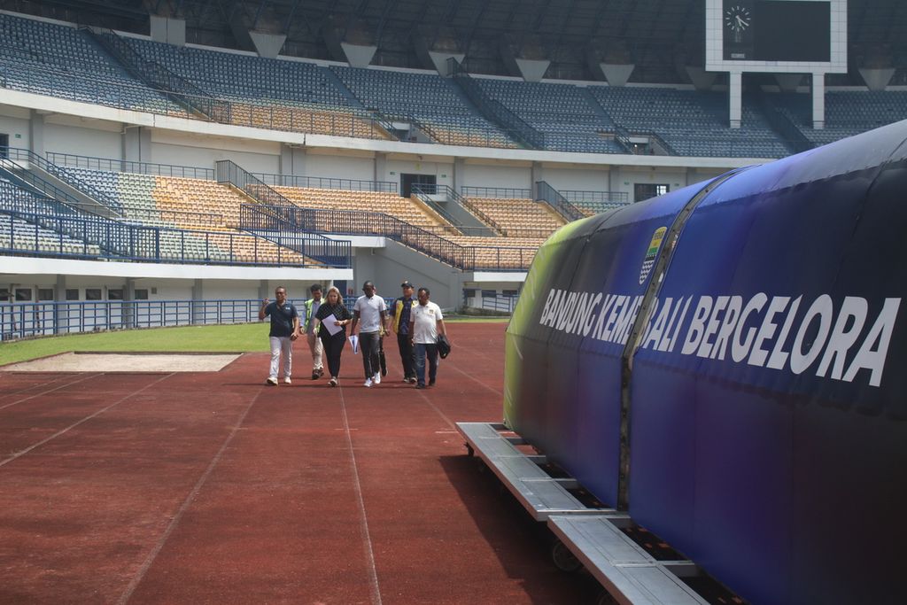 Sejumlah delegasi FIFA berjalan di sisi lapangan sepak bola Gelora Bandung Lautan Api, Kota Bandung, Jawa Barat, Jumat (24/3/2023). Bandung Raya menjadi salah satu daerah yang menjadi penyelenggara pertandingan U-20 dan stadion ini menjadi arena latihan bagi para pemain.