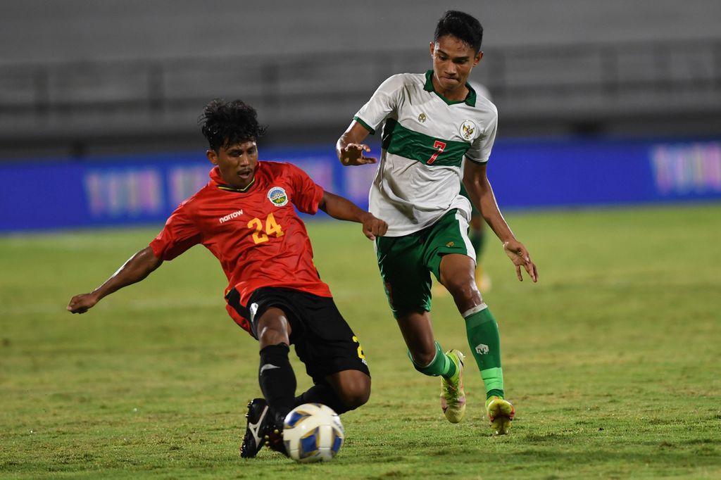 Gelandang timnas Indonesia, Marselino Ferdinan (kanan), berebut bola dengan pemain timnas Timor Leste, Yohanes Kapitan, pada laga persahabatan kedua di Stadion I Wayan Dipta, Gianyar, Bali, Minggu (30/1/2022). Indonesia memenangi laga itu dengan skor 3-0. 
