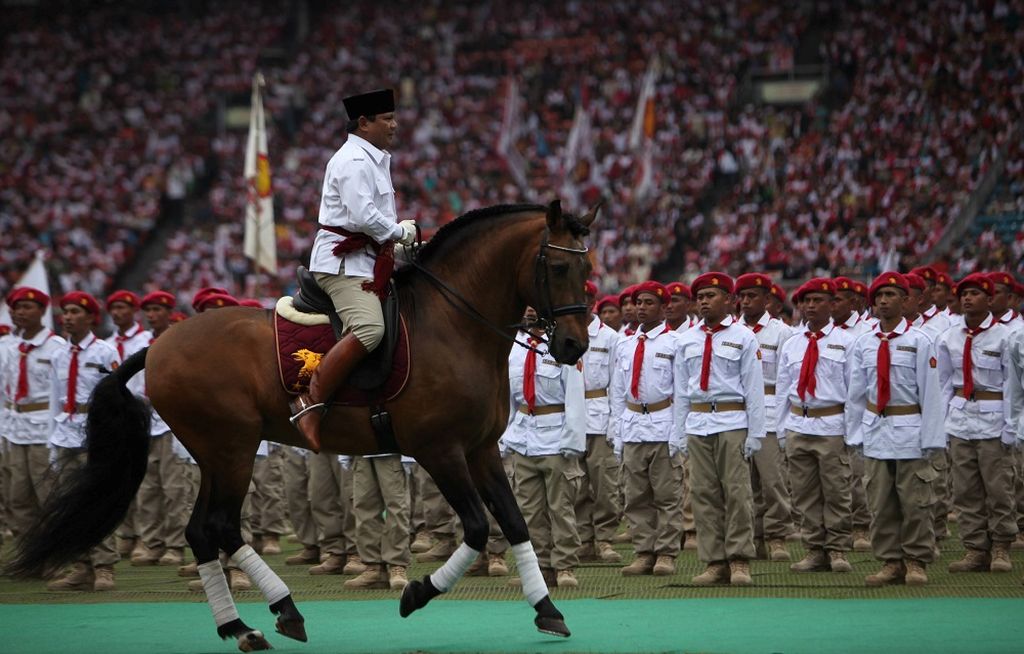 Ketua Dewan Pembina Partai Gerindra Prabowo Subianto berdefile mengelilingi lapangan dengan menunggang kuda saat kampanye terbuka di Stadion Gelora Bung Karno, Jakarta, Minggu (23/3/2014).