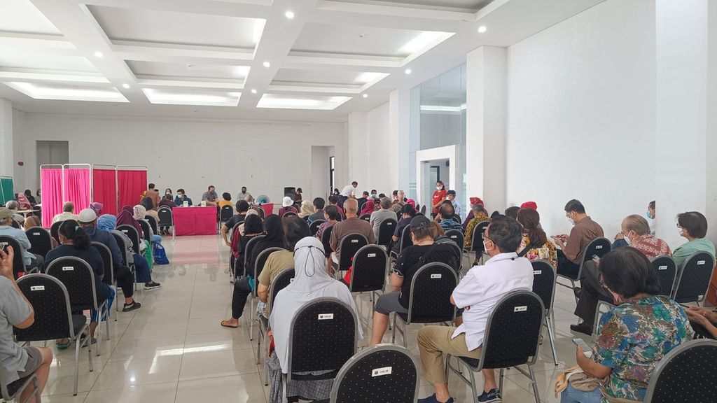 Peserta vaksinasi Covid-19 yang didominasi warga lansia menunggu nomor antrean di Puskesmas Kebon Jeruk, Jakarta Barat, Jumat (25/11/2022).