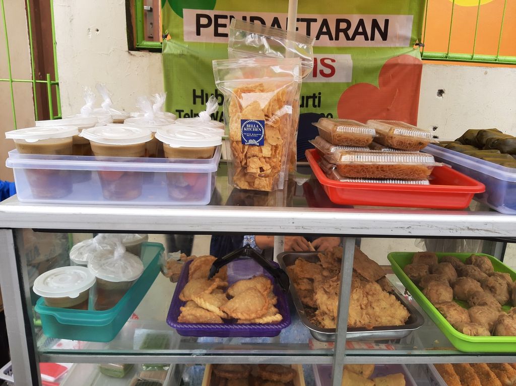 Pedagang takjil, seperti kolak, gorengan, dan lontong, saat bulan puasa di kawasan Kebayoran, Jakarta Selatan, Selasa (28/3/2023).