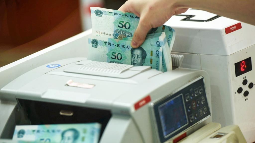 Pegawai bank di Hangzhou, China, menghitung yuan pada Agustus 2019.  Bank of China tidak hanya menerbitkan yuan dalam bentuk fisik. Beberapa tahun terakhir, BoC juga menerbitkan yuan digital atau e-CNY. 