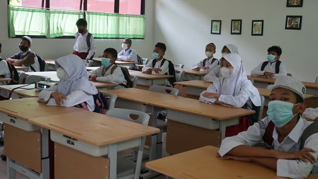 Kegiatan belajar-mengajar di SDN Duren Tiga 14 Pagi, Jakarta Selatan, Jumat (25/3/2022). Sejumlah sekolah menyambut baik dikeluarkannya kebijakan pembelajaran tatap muka 100 persen karena bisa membuat penyampaian materi lebih efektif. Sejumlah persiapan dilakukan untuk menyambut kebijakan tersebut.