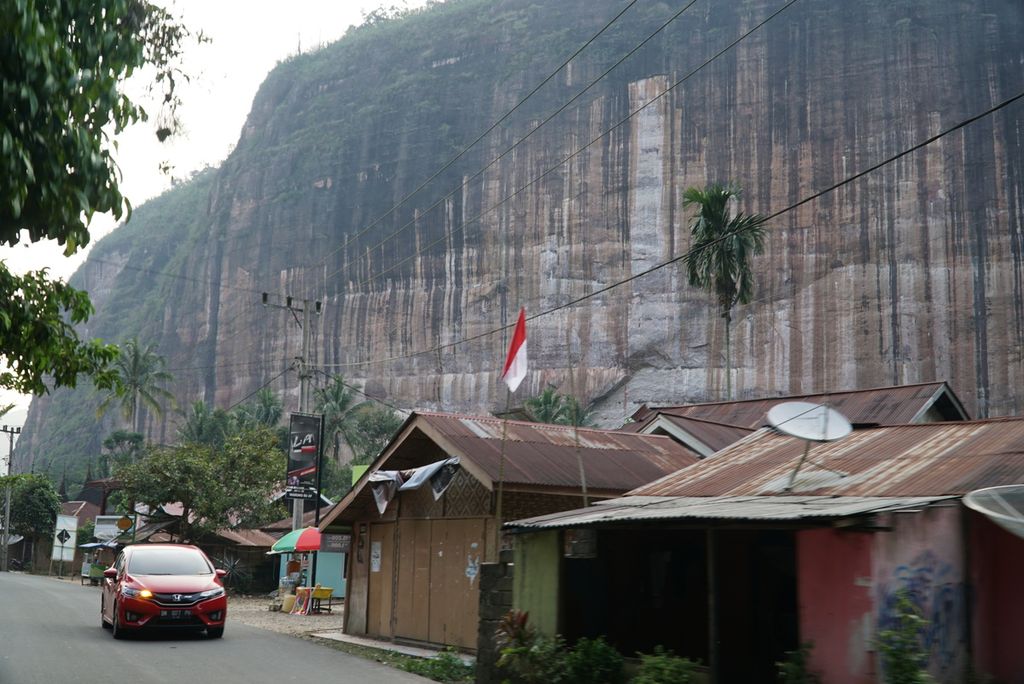 Pemandangan berlatar tebing Lembah Harau di Kecamatan Harau, Limapuluh Kota, Sumatera Barat, Minggu (18/8/2019).