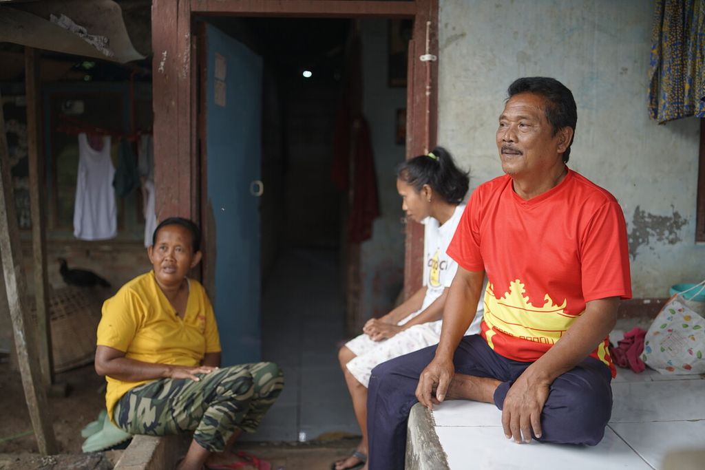Ahmad Muslim (63) warga Karawang, Jawa Barat, saat ditemui di rumahnya pada Sabtu (4/2/2023). Ahmad sudah pasrah rumahnya dilanda banjir setiap tahun, karena rumahnya berdiri di atas tanah pengairan, kurang dari 20 meter dari bibir Citarum.