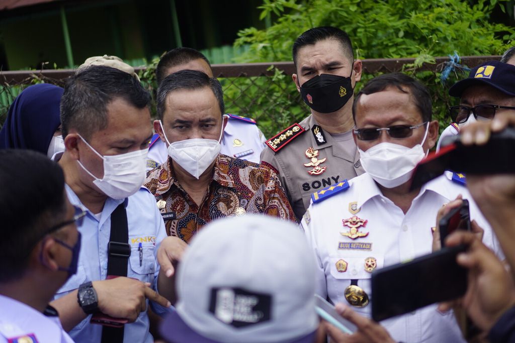 Direktur Jenderal Perhubungan Darat Kementerian Perhubungan Budi Setiyadi (kemeja putih) memberi penjelasan kepada wartawan saat meninjau lokasi kecelakaan maut di simpang Muara Rapak, Kota Balikpapan, Kalimantan Timur, Minggu (23/1/2022).