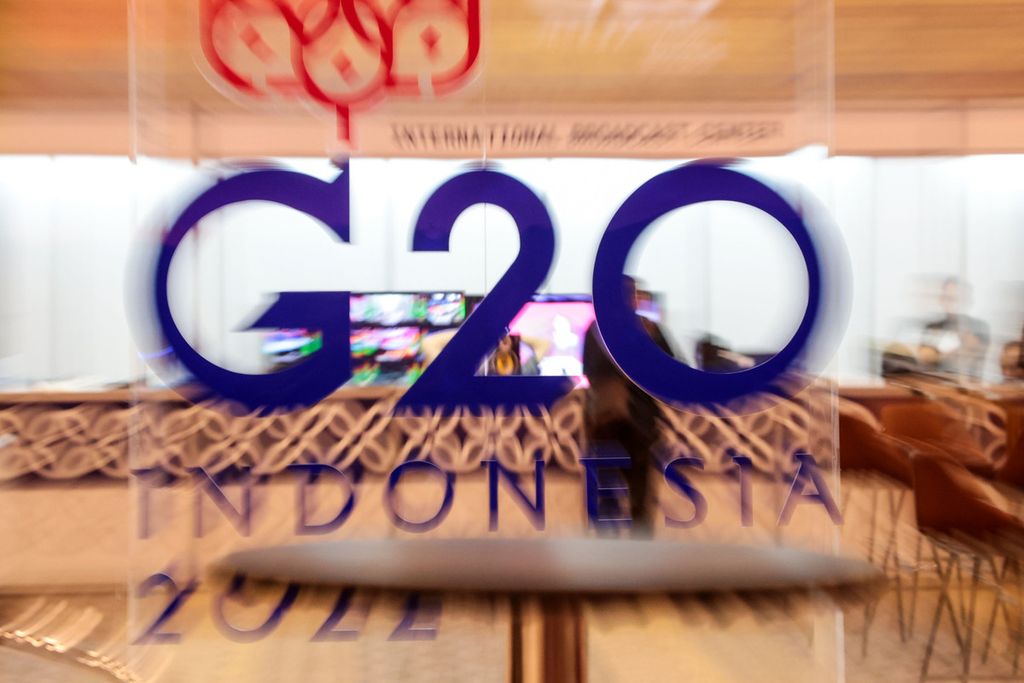 Logo Konferensi Tingkat Tinggi (KTT) G20 terpasang di Media Center KTT G20, Nusa Dua, Bali, Sabtu (12/11/2022). 