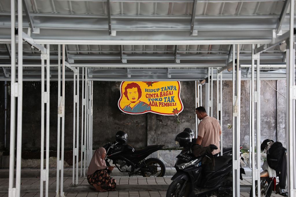 Sejumlah pedagang yang akan mengikuti program relokasi meninjau tempat relokasi pedagang kaki lima (PKL) di bekas Kantor Dinas Pariwisata DI Yogyakarta, Jalan Malioboro, Yogyakarta, Jumat (14/1/2021).