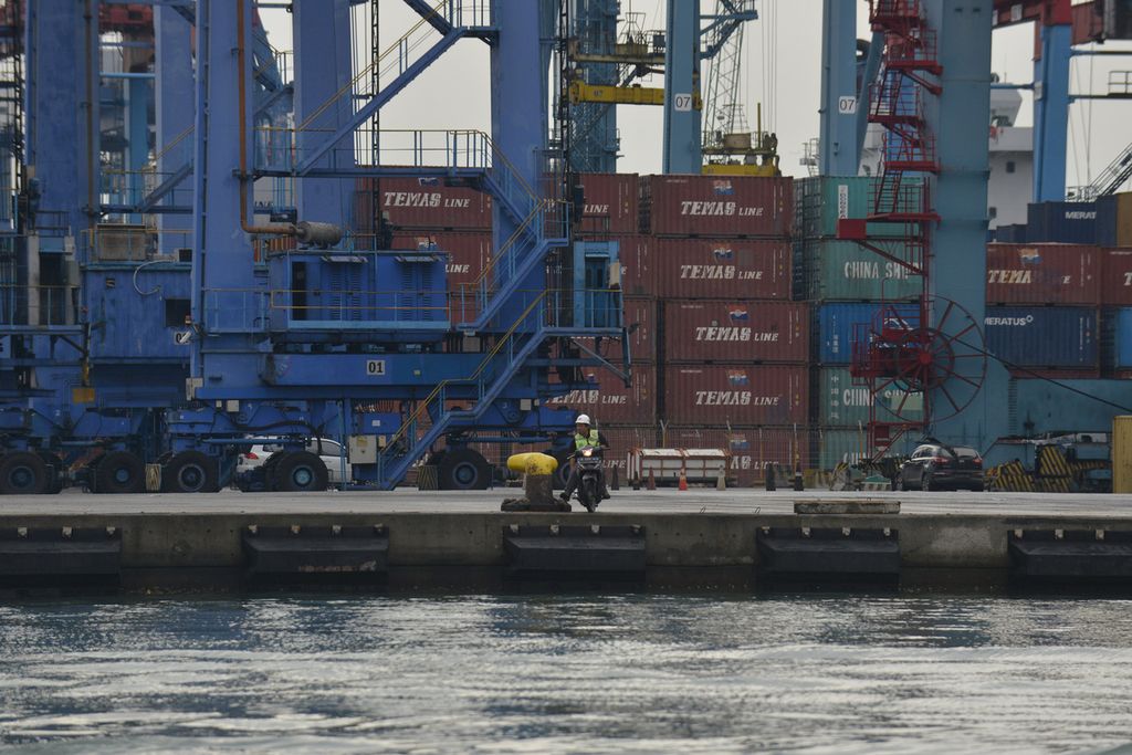 Petugas keamanan mengendarai sepeda motor di Pelabuhan Tanjung Priok, Jakarta Utara, Rabu (28/12/2022). Kementerian Perindustrian mencatat, realisasi ekspor pada 2021 sebesar 177,2 dollar AS atau tumbuh 35,17 persen dibandingkan tahun sebelumnya. 