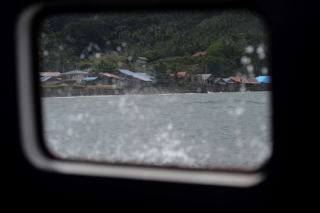 Deretan permukiman penduduk di Pulau Gag, Raja Ampat, Papua Barat, Sabtu (5/6/2021). 