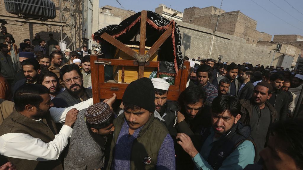 Keranda jenazah korban serangan teror di Peshawar, Pakistan, dibawa ke pemakaman pada Selasa (31/1/2023). Akibat serangan pada Senin (30/1/2023) itu, sedikitnya 100 orang tewas dan ratusan orang lainnya cedera. 
