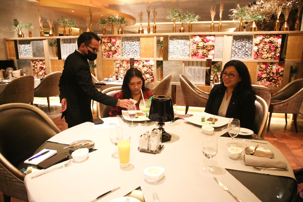 Pramusaji menghidangkan Bistecca di restoran il Mare Hotel Mulia Jakarta, Jumat (3/3/2023). 