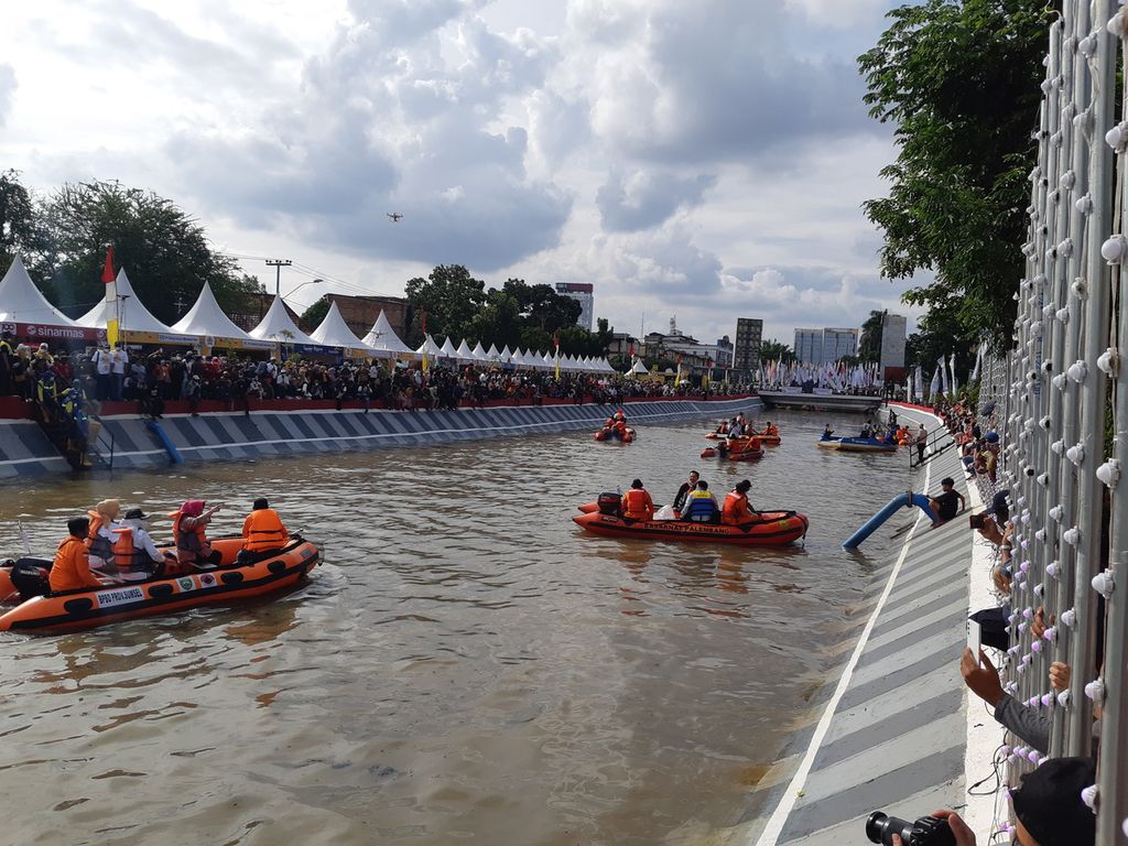 Aktivitas di jalur Sungai Sekanak-Lambidaro di Palembang, Sumatera Selatan, yang diresmikan pada Sabtu (5/2/2022). Jalur sungai sepanjang 800 meter ini menjadi obyek wisata baru warga Palembang.