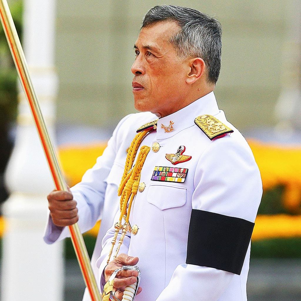 Raja Thailand Maha Vajiralongkorn Bodindradebayavarangkun melakukan upacara di monumen Rama I di Bangkok pada 6 April 2017 setelah menandatangani undang-undang dasar yang baru.